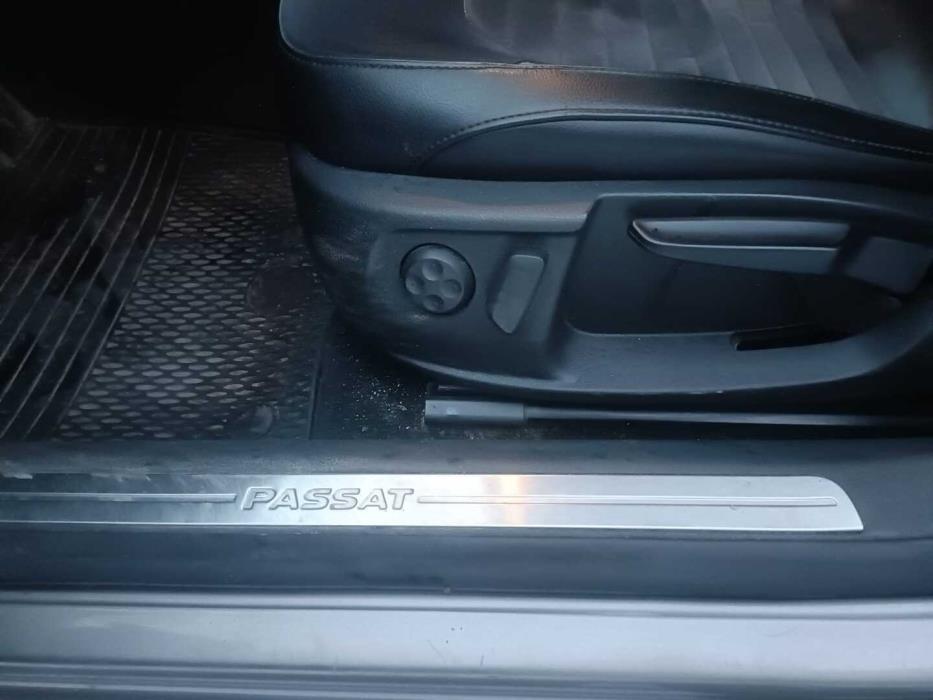 VOLKSWAGEN Passat 2012