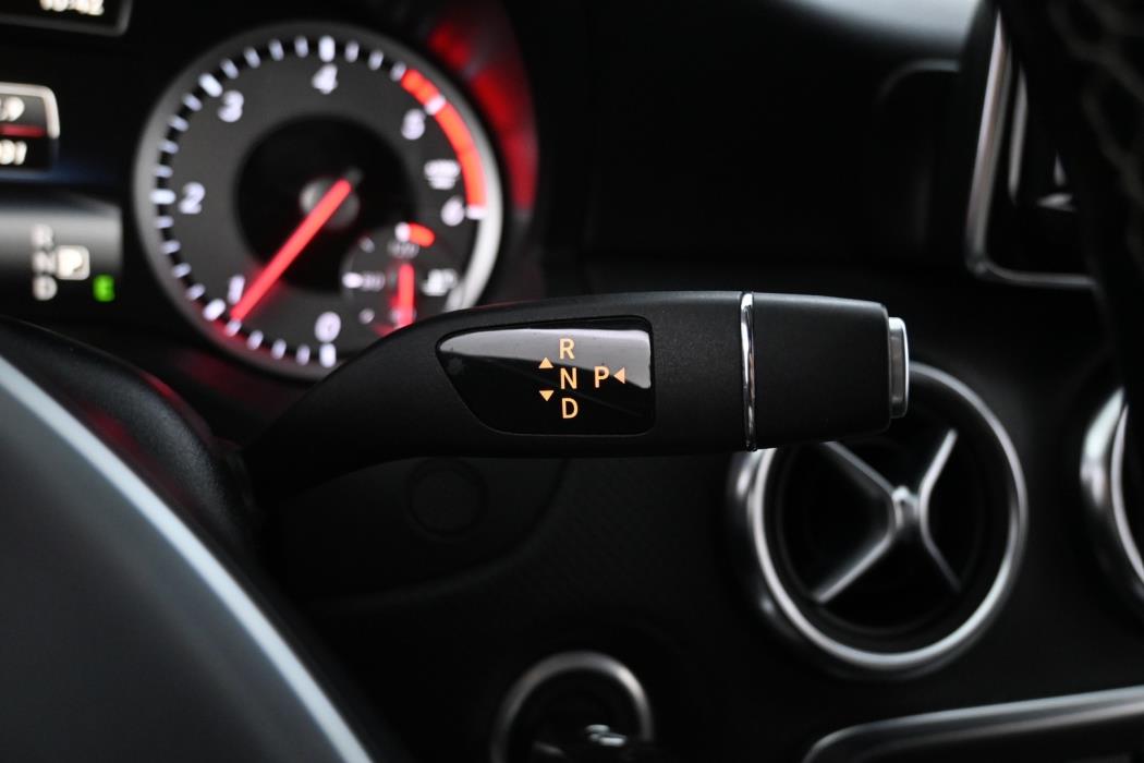 MERCEDES-BENZ A 2015