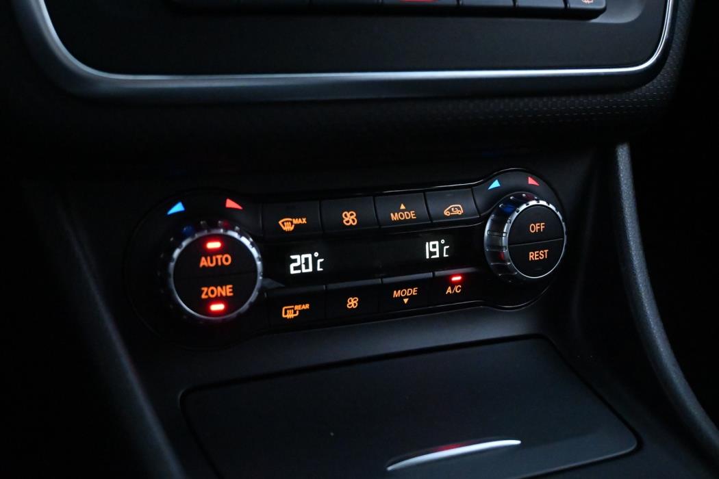 MERCEDES-BENZ A 2015