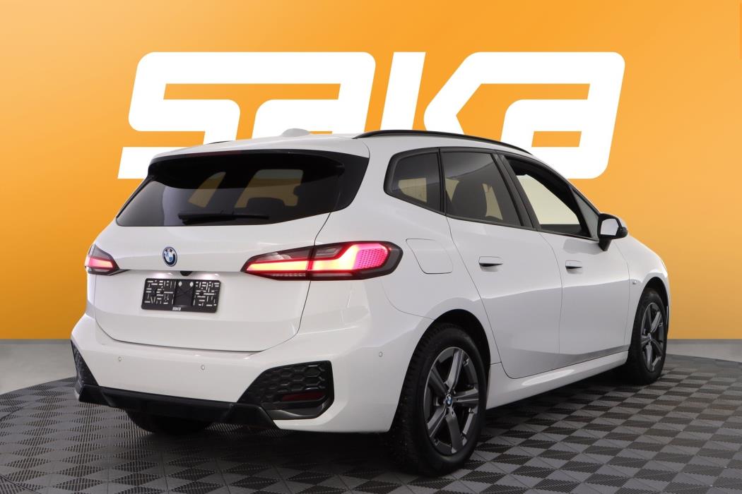 BMW 225 2024