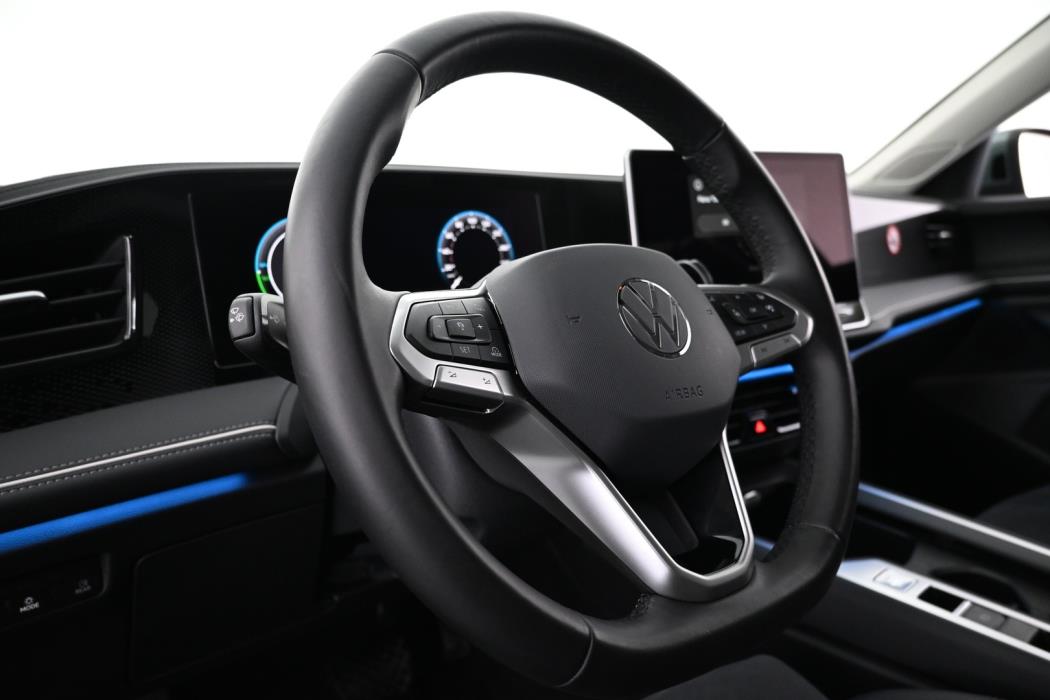 VOLKSWAGEN Passat 2025