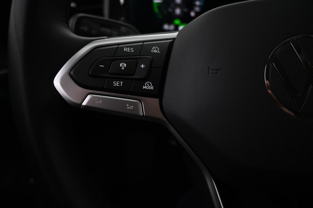 VOLKSWAGEN Passat 2025