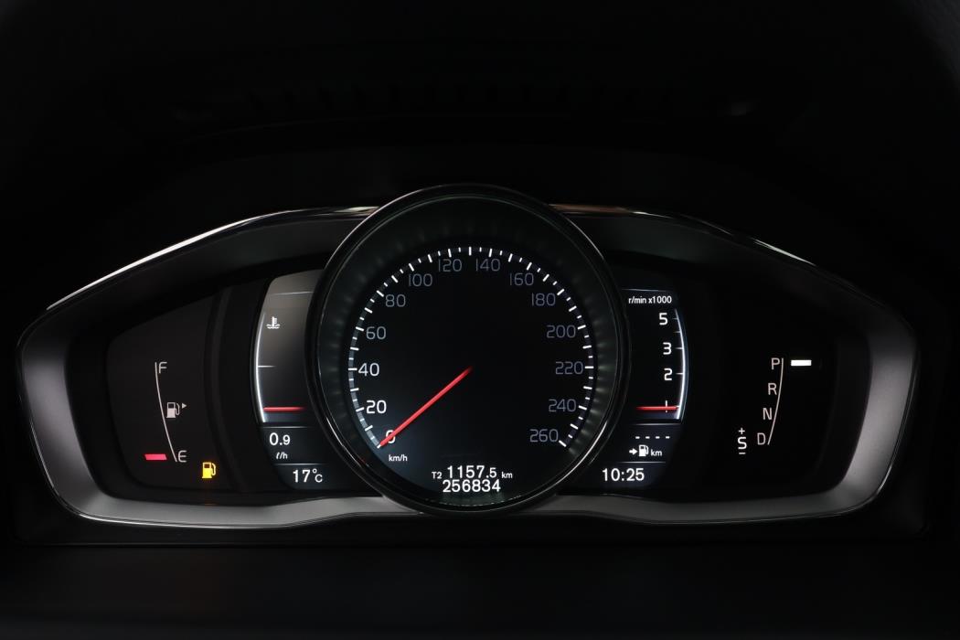 VOLVO V70 2015