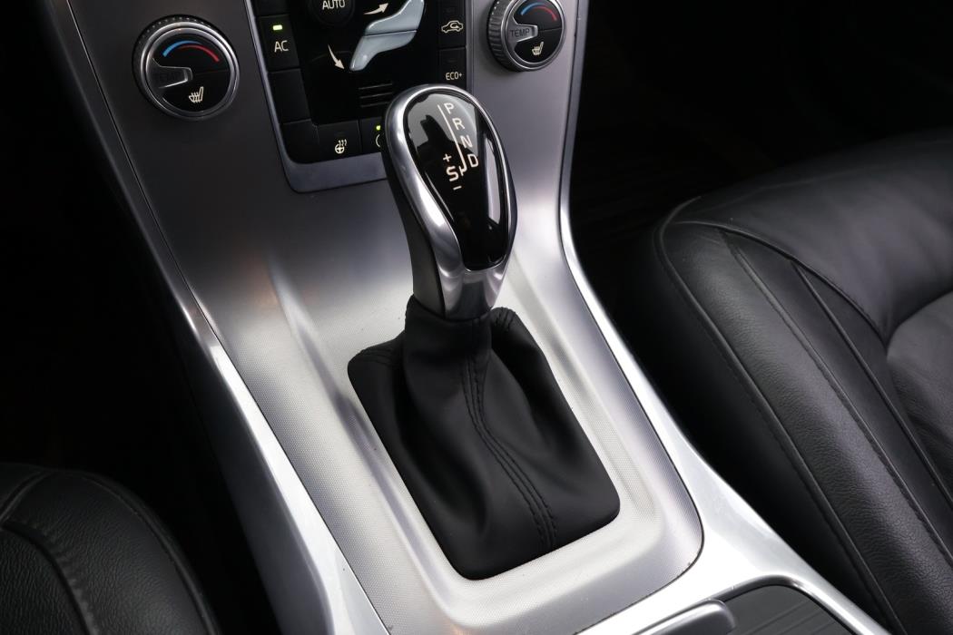 VOLVO V70 2015