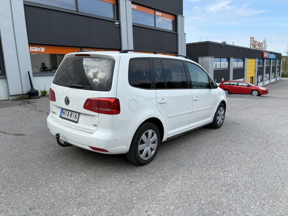 VOLKSWAGEN Touran 2012