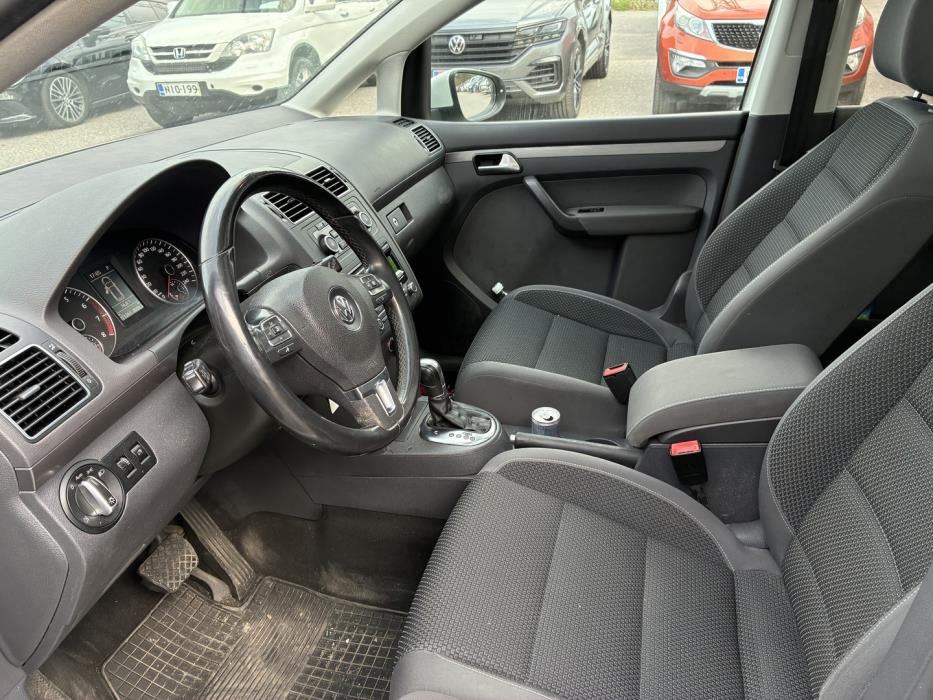 VOLKSWAGEN Touran 2012