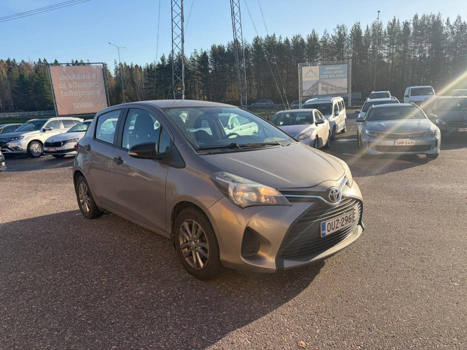 TOYOTA Yaris 2015