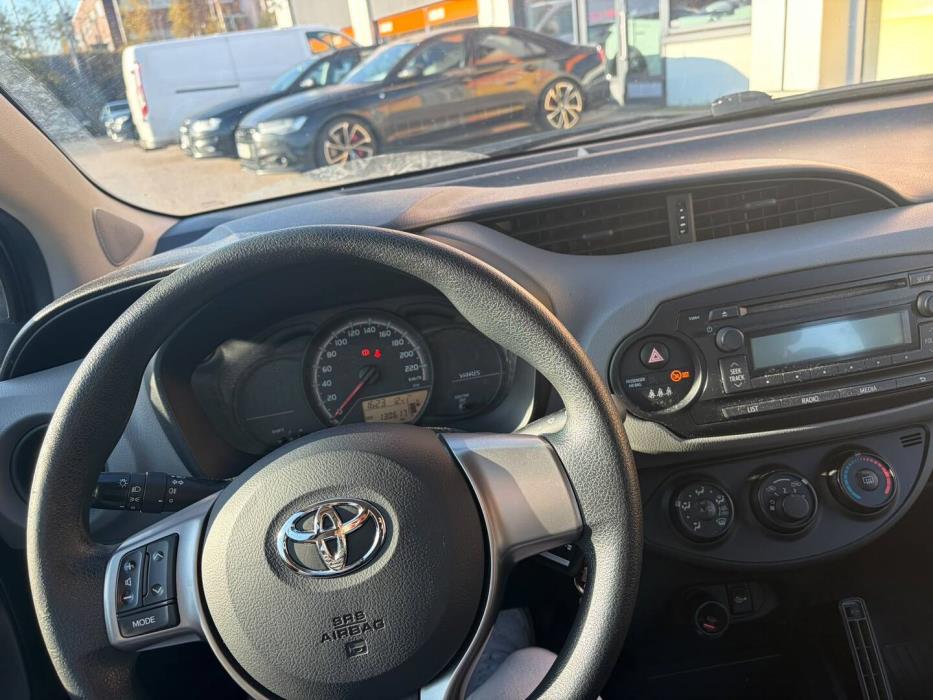 TOYOTA Yaris 2015