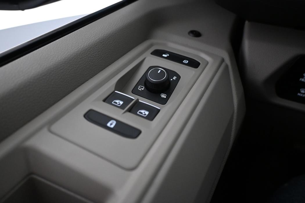 VOLKSWAGEN Multivan 2025