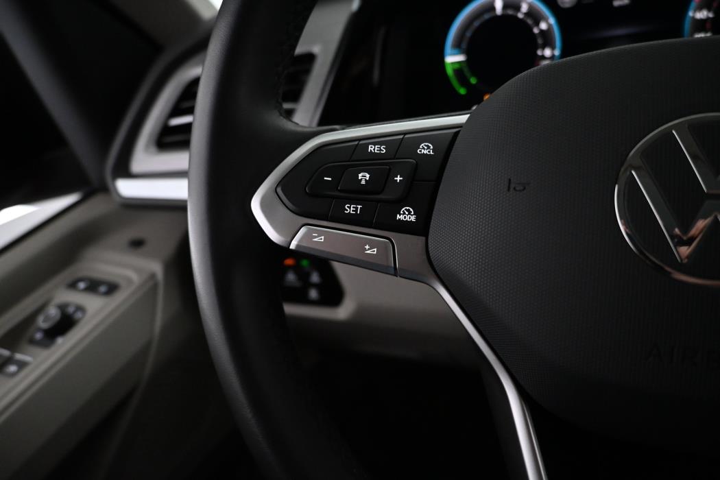 VOLKSWAGEN Multivan 2025