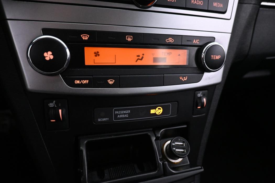 TOYOTA Avensis 2012