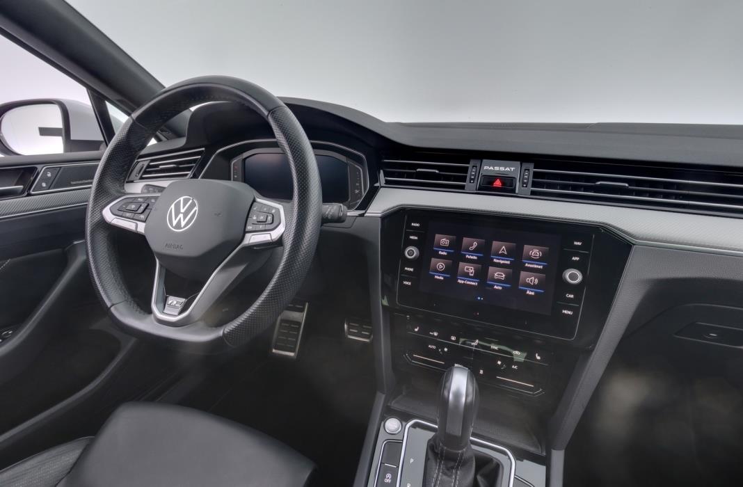 VOLKSWAGEN Passat 2024