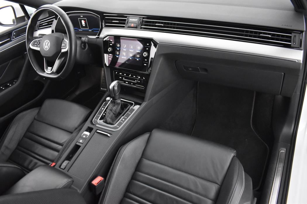 VOLKSWAGEN Passat 2024