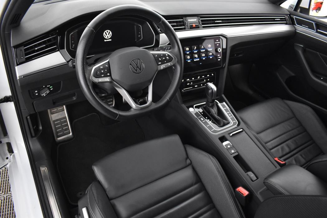 VOLKSWAGEN Passat 2024