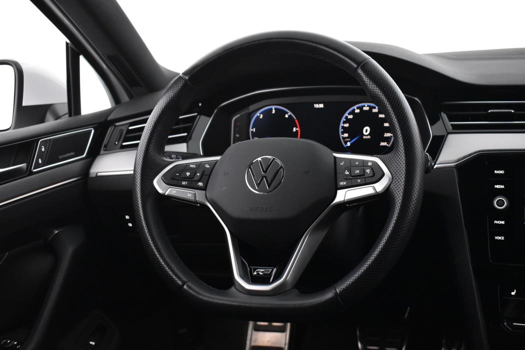 VOLKSWAGEN Passat 2024