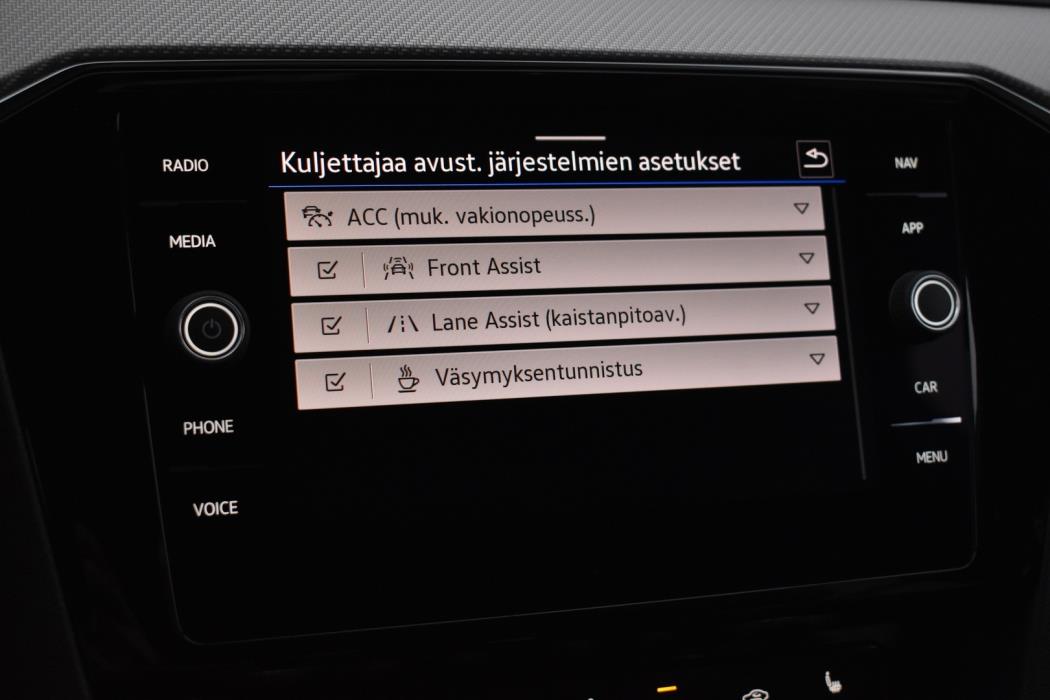 VOLKSWAGEN Passat 2024
