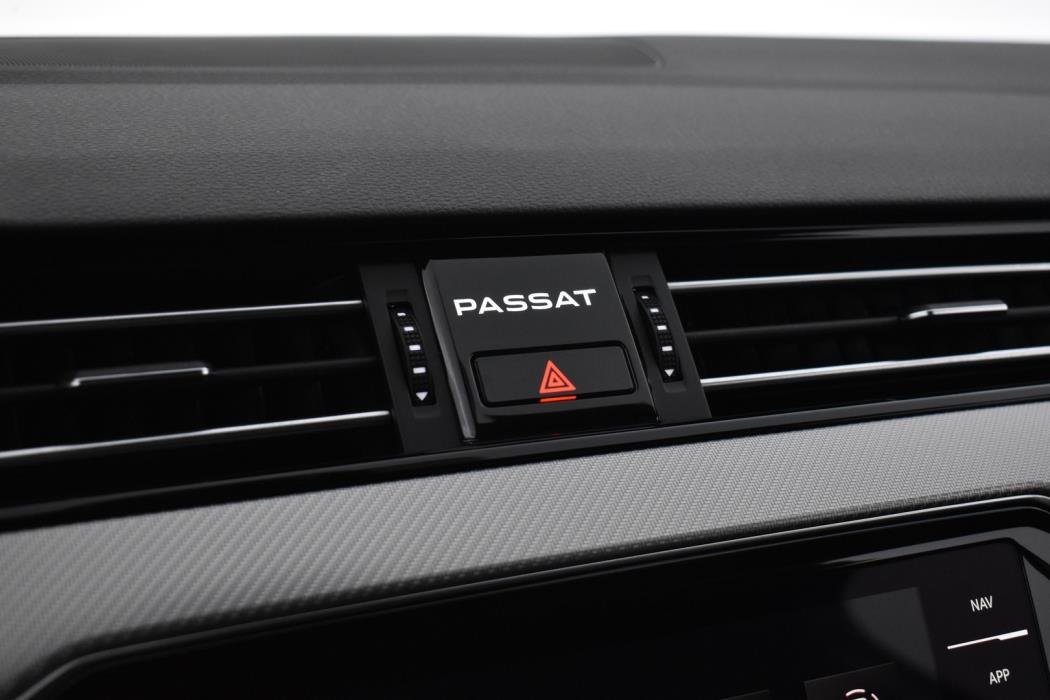 VOLKSWAGEN Passat 2024