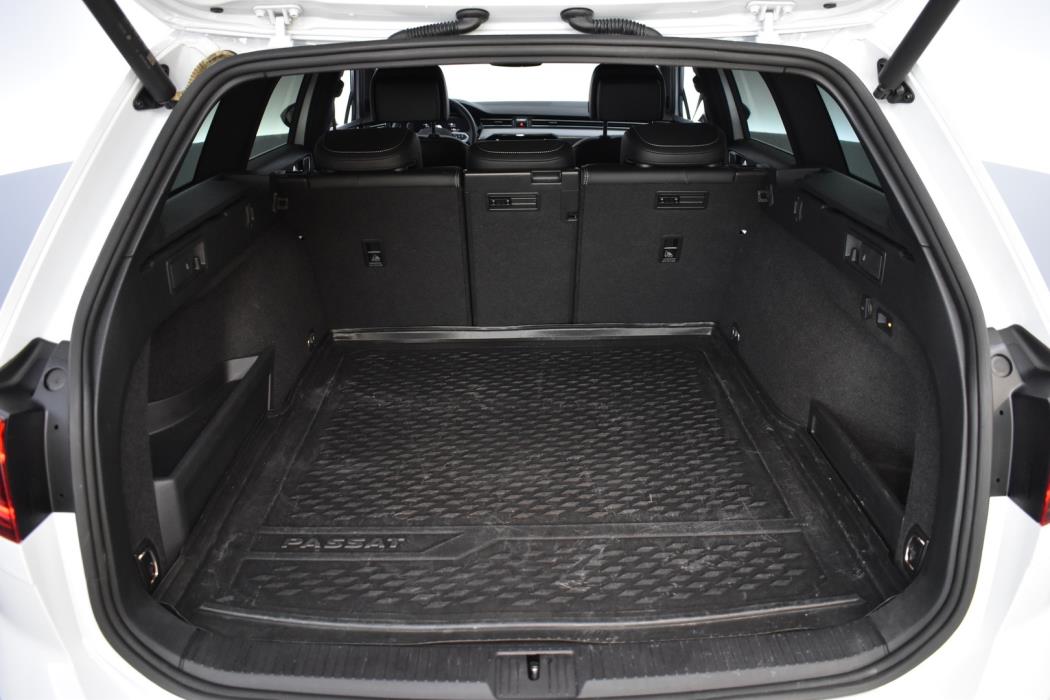 VOLKSWAGEN Passat 2024
