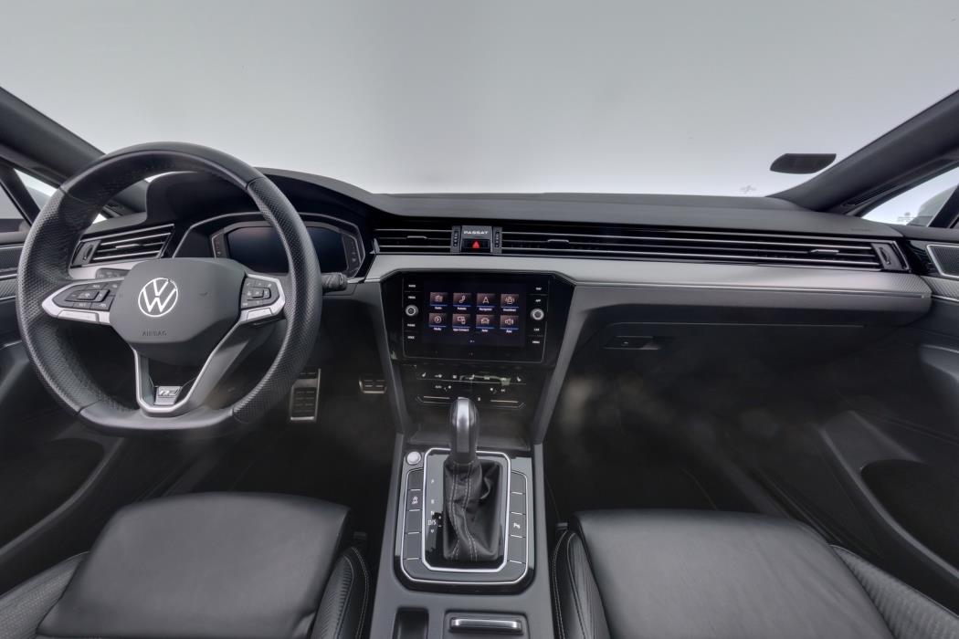VOLKSWAGEN Passat 2024