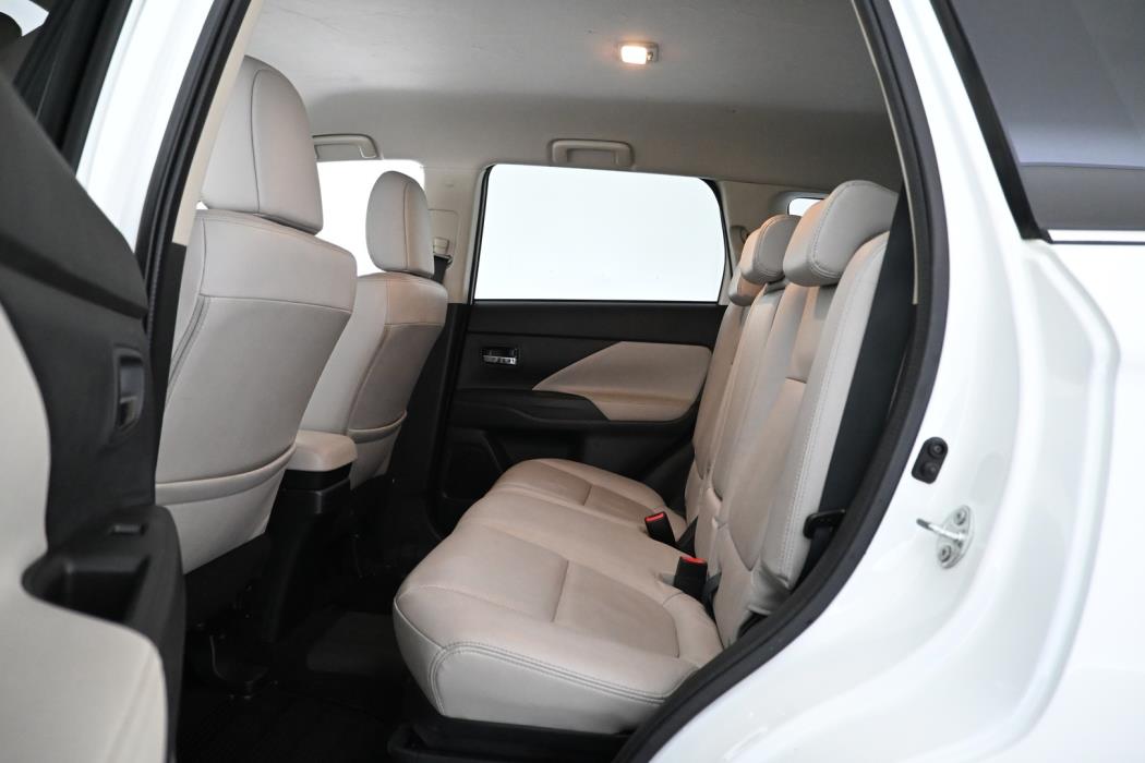 MITSUBISHI Outlander PHEV 2015