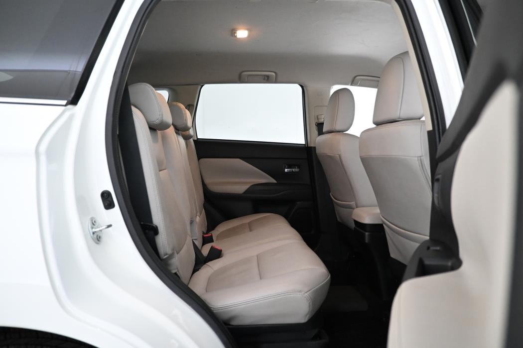 MITSUBISHI Outlander PHEV 2015