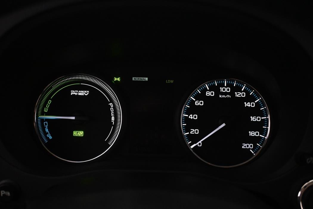 MITSUBISHI Outlander PHEV 2015