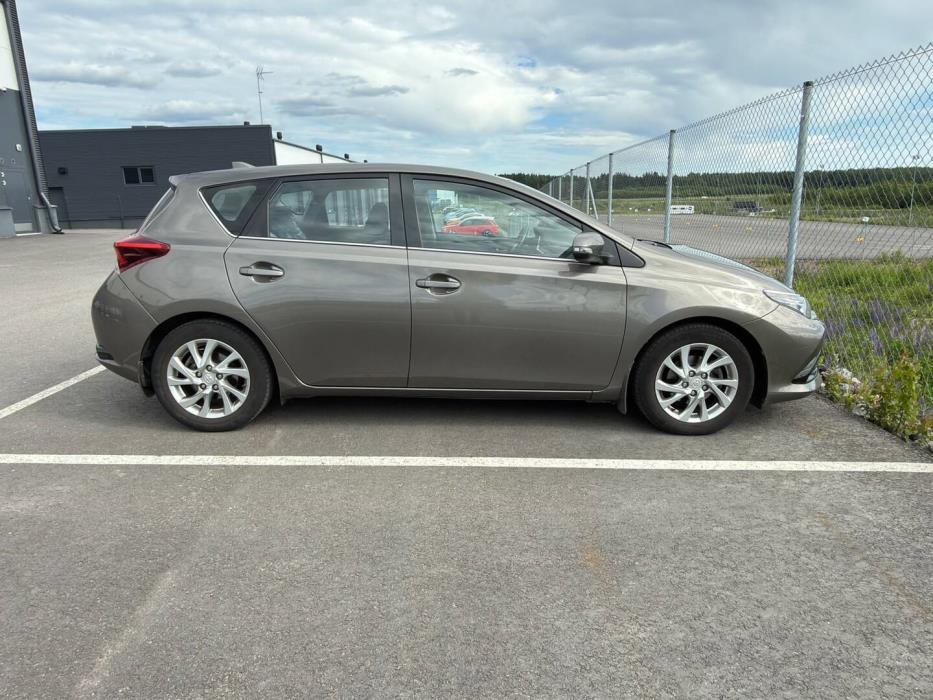 TOYOTA Auris 2017