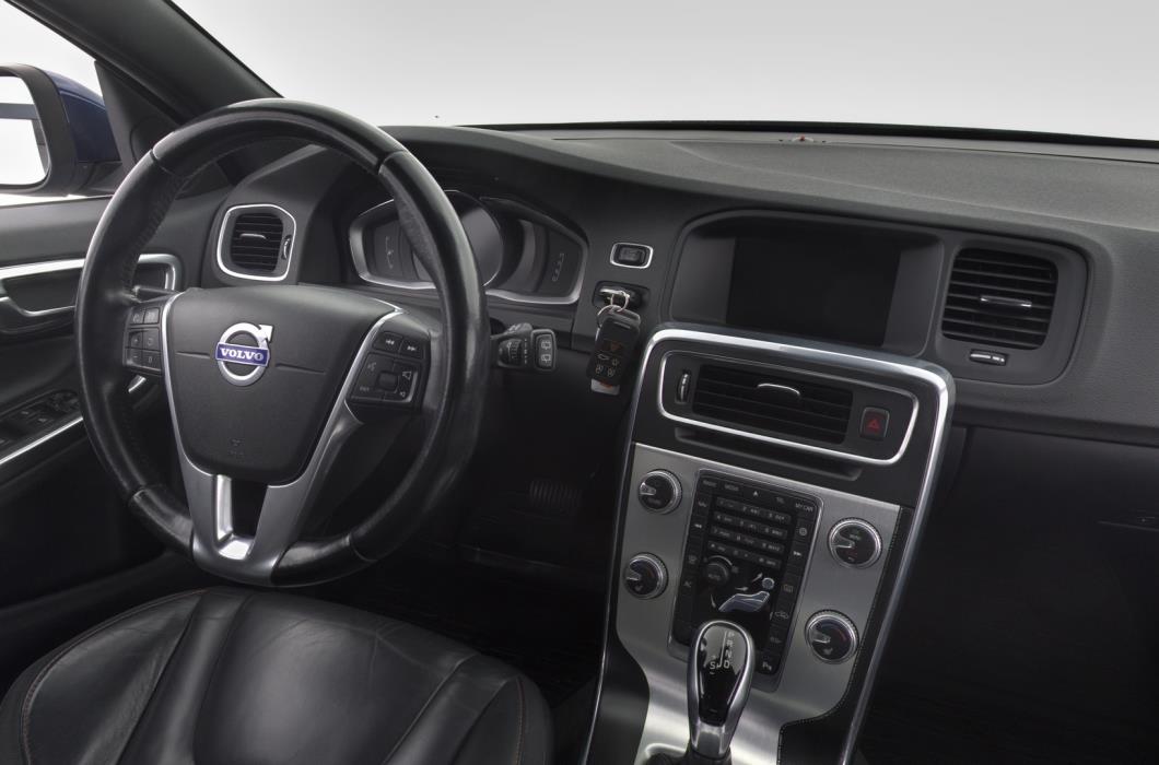 VOLVO V60 2015