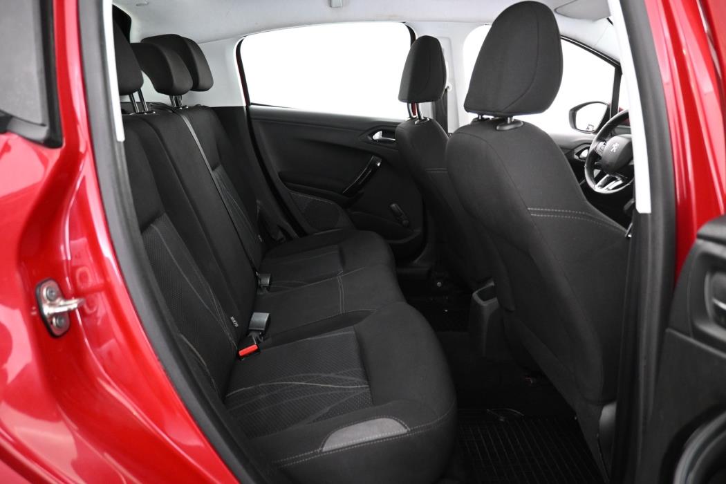 PEUGEOT 208 2015