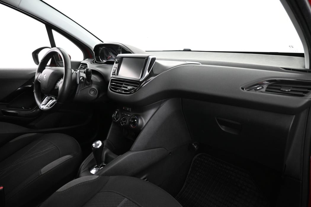 PEUGEOT 208 2015