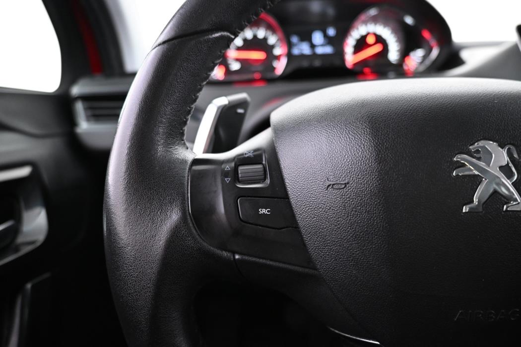PEUGEOT 208 2015