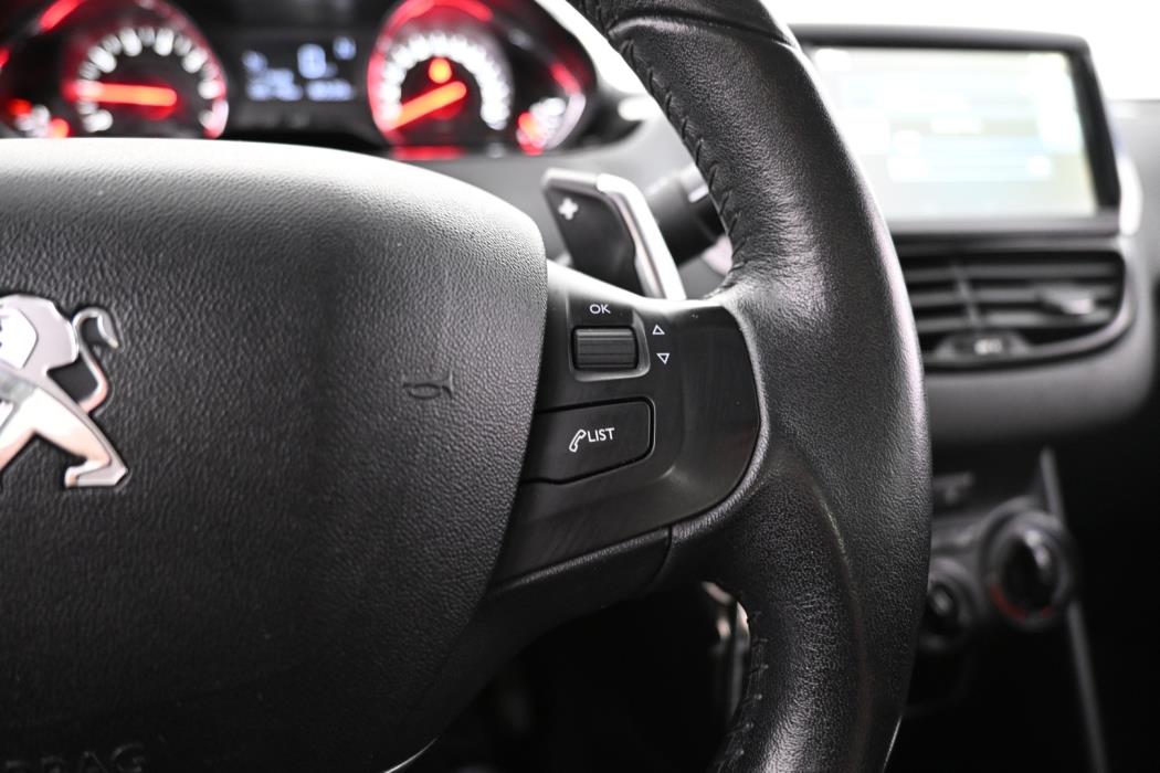 PEUGEOT 208 2015