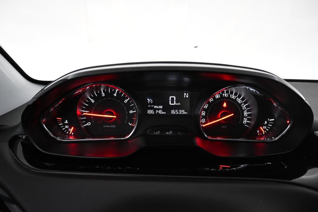 PEUGEOT 208 2015