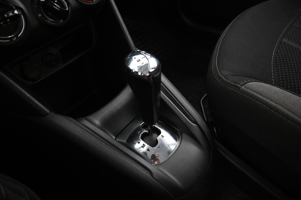 PEUGEOT 208 2015