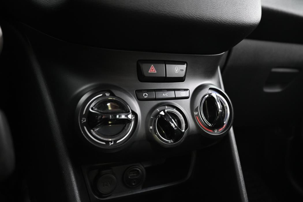 PEUGEOT 208 2015