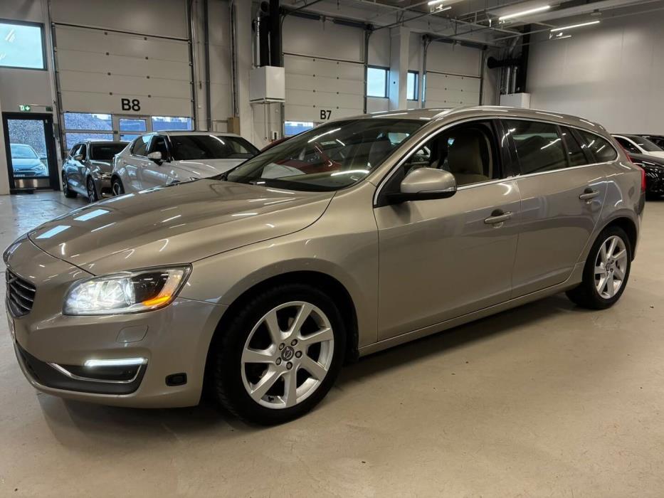 VOLVO V60 2015