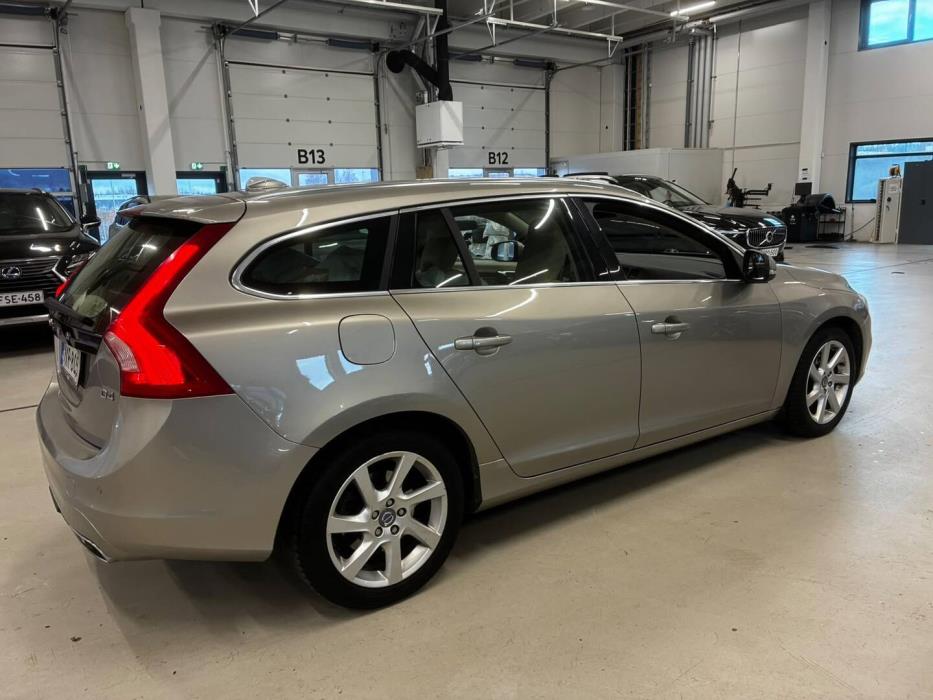 VOLVO V60 2015
