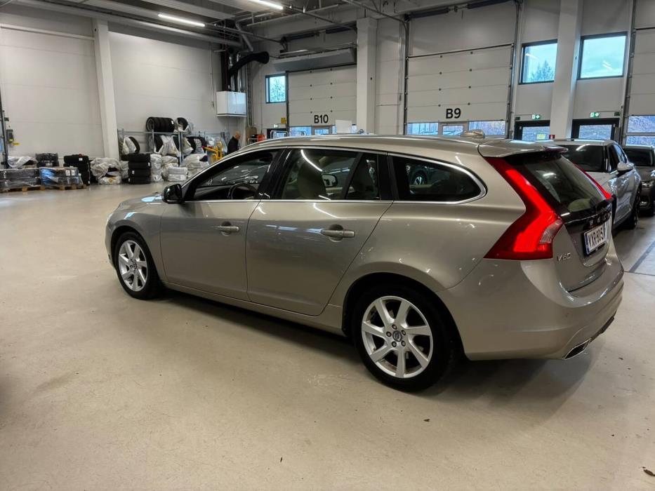 VOLVO V60 2015