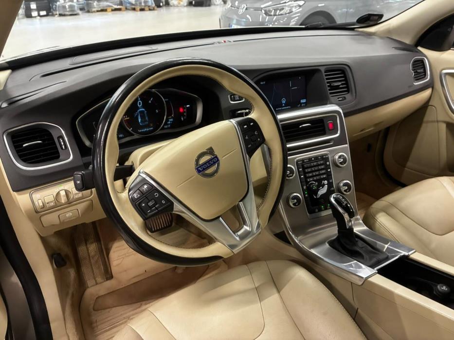 VOLVO V60 2015