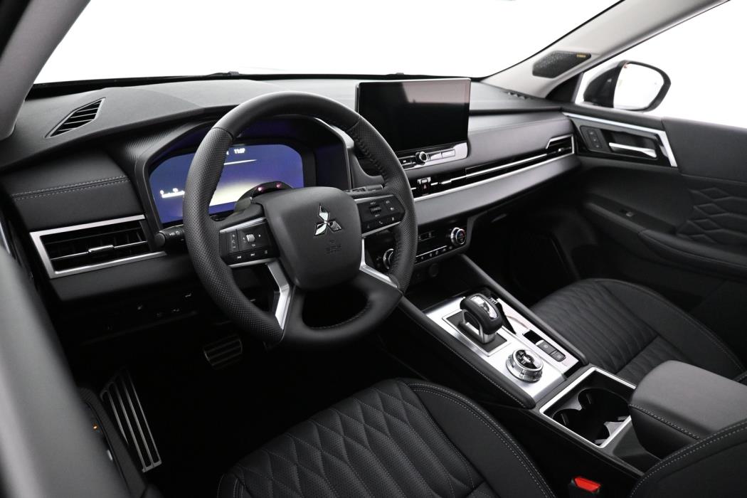 MITSUBISHI Outlander 2025
