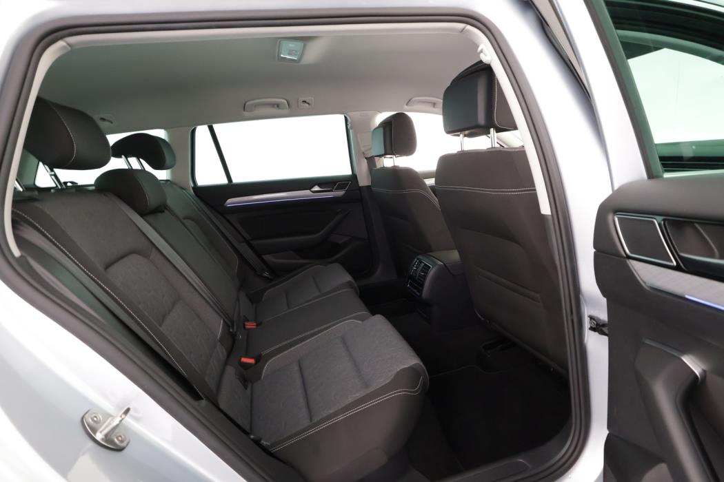VOLKSWAGEN Passat 2023