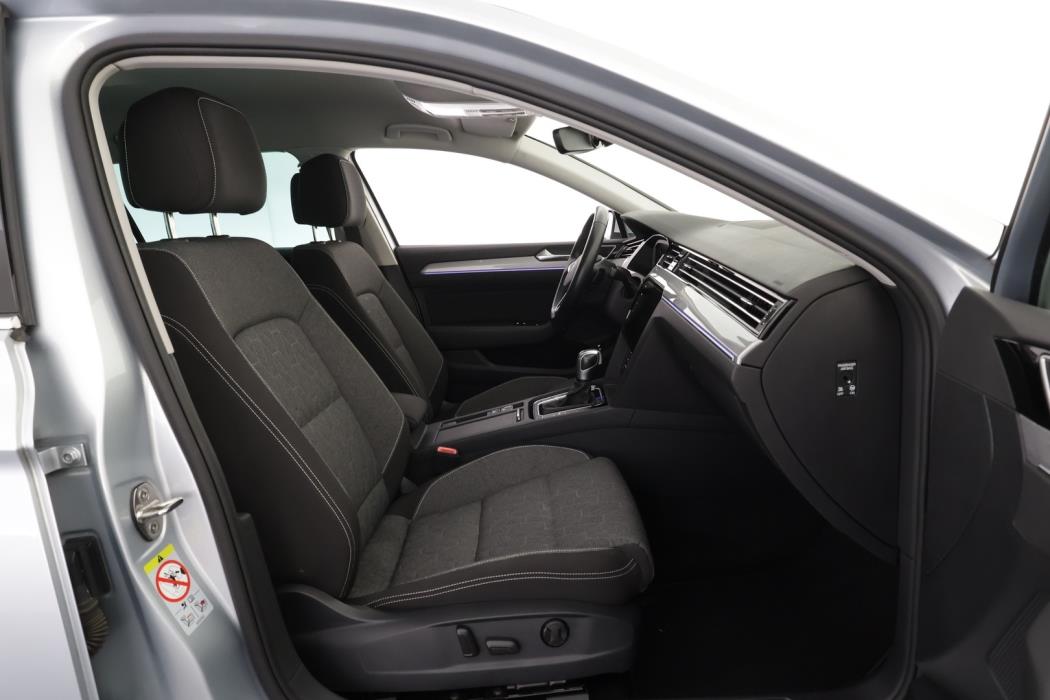 VOLKSWAGEN Passat 2023
