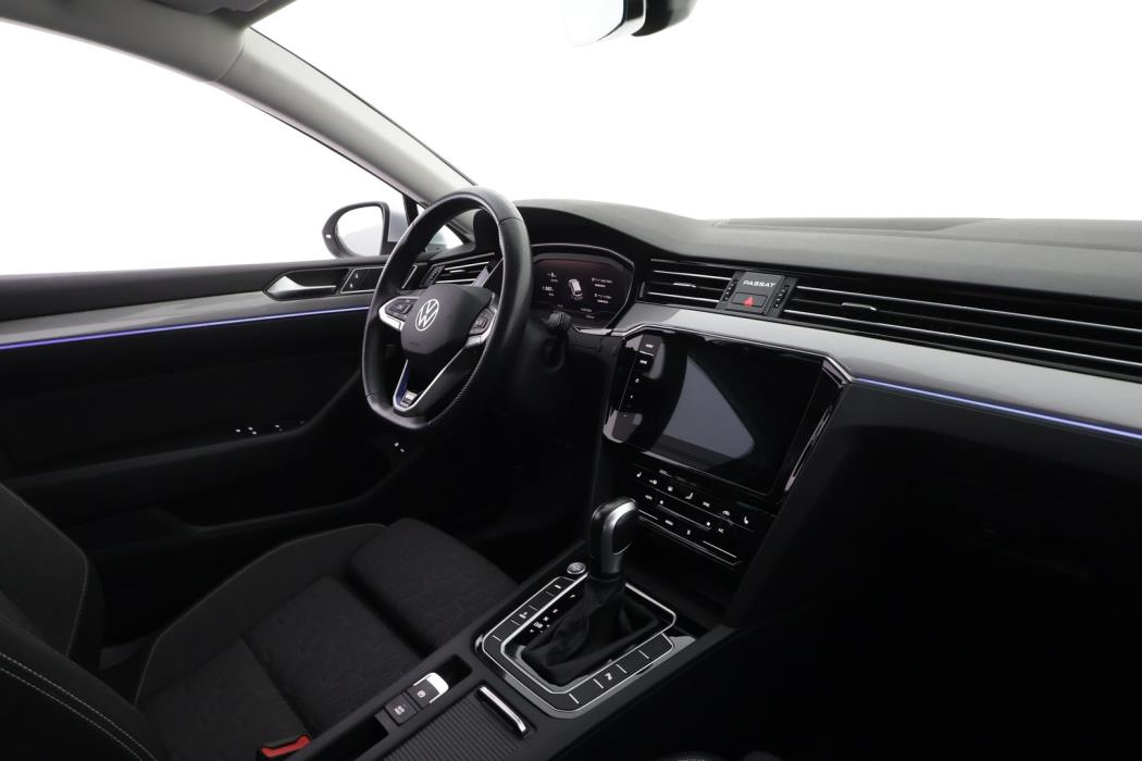 VOLKSWAGEN Passat 2023