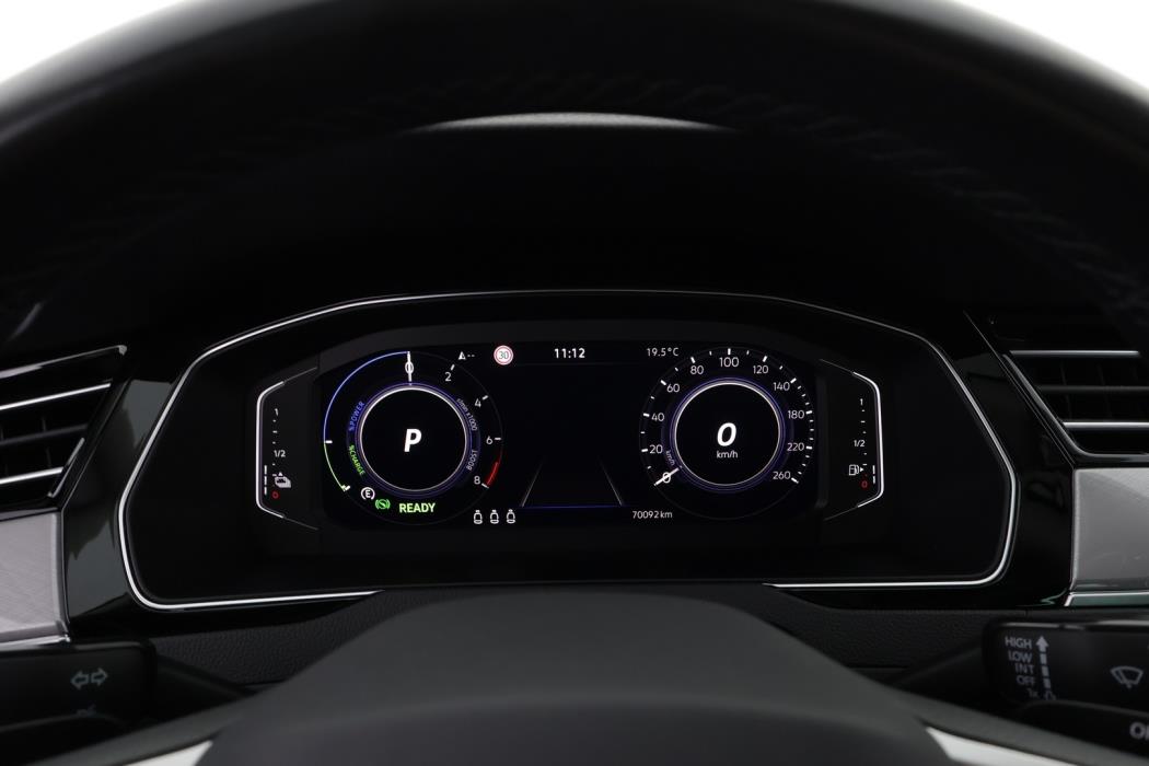 VOLKSWAGEN Passat 2023