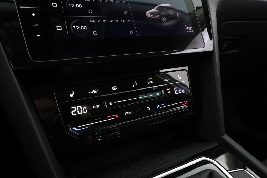 VOLKSWAGEN Passat 2023