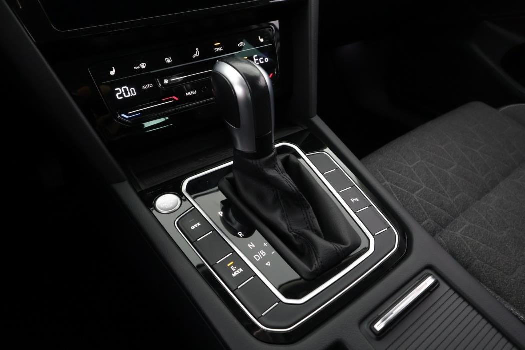 VOLKSWAGEN Passat 2023