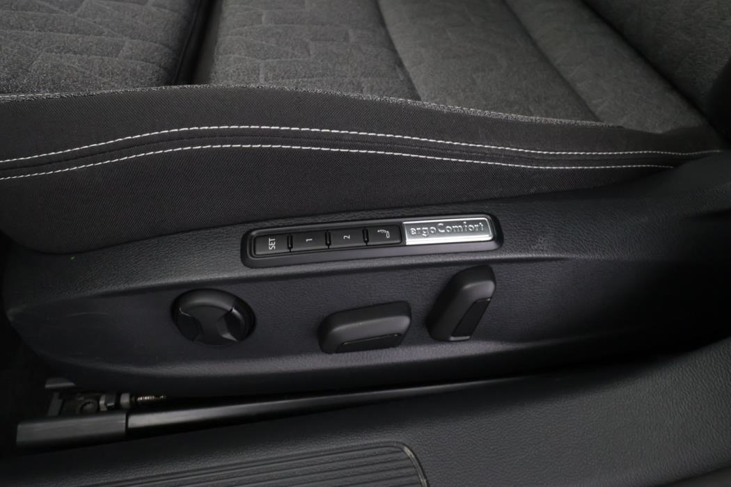 VOLKSWAGEN Passat 2023