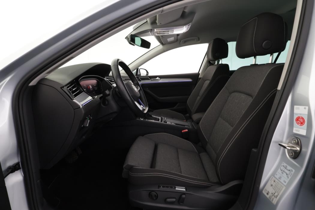 VOLKSWAGEN Passat 2023