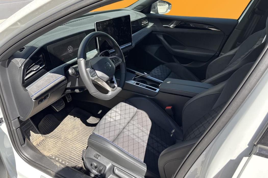 VOLKSWAGEN Passat 2024