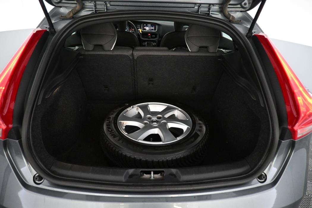 VOLVO V40 2019